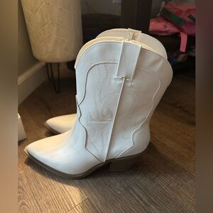 Women's white western ankle boot - 8.5W